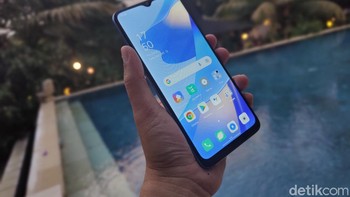 Oppo A16 hadir bodi ringkas berdimensi 163 x 75,6 x 8,4 mm dan bobot 190 gram, sehingga nyaman untuk dibawa sepanjang hari. Foto: Adi Fida Rahman/detikINET