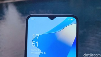 Mengusung notch tetesan air yang menjadi rumah bagi kamera selfie 8 MP. Foto: Adi Fida Rahman/detikINET