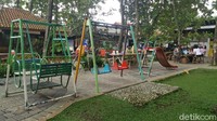 Pabrik Tahu Na Po Tet buka setiap hari Selasa-Minggu, mulai pukul 08.00 WIB-17.00 WIB. Pada hari Senin mereka tutup.