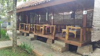 Juga ada pendopo yang bisa digunakan pengunjung bila ingin makan lesehan.