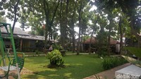 Tidak hanya olahan tahu atau kacang kedelai saja. Di sini juga mempunyai menu lain sepeti pecak ikan, gado-gado, soto dan lainnya.