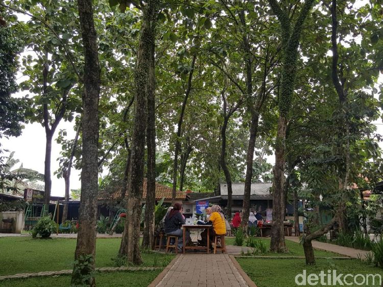 Sensasi Makan di Pabrik Tahu Tertua di Tangerang Selatan