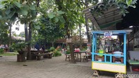 Bangku-bangku dan meja di susun sedemikian rupa, namun tetap mematuhi prokes.