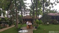 Ada pabrik tahu tertua di Tangerang Selatan yang bisa traveler datangi, namanya Na Po Tet. Lokasinya menyeiakan tempat makan yang sejuk plus beragam olahan tahu yang lengkap. (Syanti/detikcom)