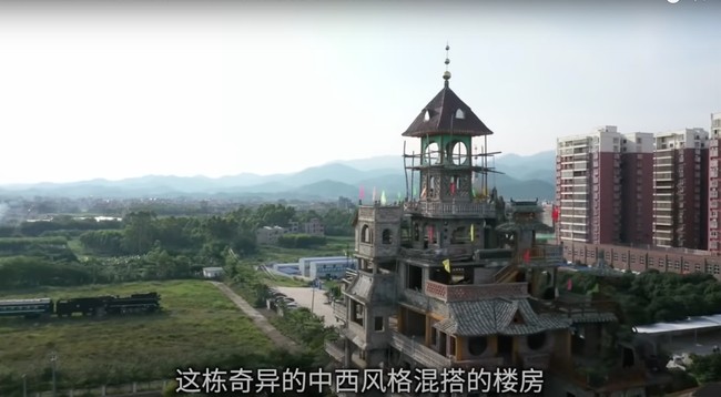 Karena desainnya, bangunan ini disebut sebagai salah satu bangunan paling aneh di China. Jika dilihat, bangunan tersebut memang paling tinggi dan mencolok dibandingkan dengan bangunan-bangunan lain di sekitarnya. Foto: YouTube/七年环球