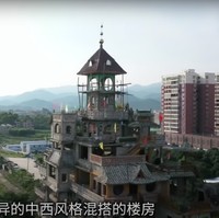 Karena desainnya, bangunan ini disebut sebagai salah satu bangunan paling aneh di China. Jika dilihat, bangunan tersebut memang paling tinggi dan mencolok dibandingkan dengan bangunan-bangunan lain di sekitarnya. Foto: YouTube/七年环球