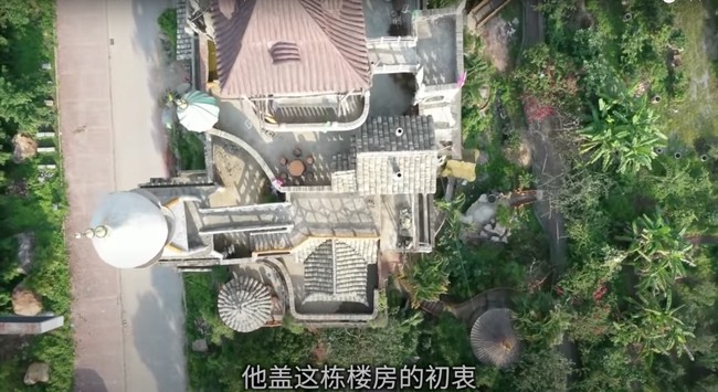 Seperti dikutip dari Oddity Central, sebagian besar dari beberapa menaranya terinspirasi dari Rusia dan Barat. Terdapat air mancur berbentuk teko dalam bangunan tersebut. Pagar dari bangunannya sendiri dibuat dengan gaya Prancis. Sedangkan bagian kamarnya terinspirasi dari budaya Tiongkok. Foto: YouTube/七年环球