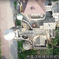 Seperti dikutip dari Oddity Central, sebagian besar dari beberapa menaranya terinspirasi dari Rusia dan Barat. Terdapat air mancur berbentuk teko dalam bangunan tersebut. Pagar dari bangunannya sendiri dibuat dengan gaya Prancis. Sedangkan bagian kamarnya terinspirasi dari budaya Tiongkok. Foto: YouTube/七年环球