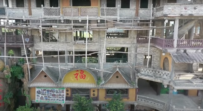 Bangunan aneh di China ini merupakan hasil karya dari seorang petani lokal di kota Xinxu yang bernama Li Jiguang. Li telah menghabiskan sekitar 7 tahun untuk membangun istana tersebut dan mengeluarkan uang sekitar Rp 33 miliar. Foto: YouTube/七年环球