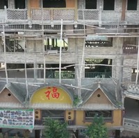 Bangunan aneh di China ini merupakan hasil karya dari seorang petani lokal di kota Xinxu yang bernama Li Jiguang. Li telah menghabiskan sekitar 7 tahun untuk membangun istana tersebut dan mengeluarkan uang sekitar Rp 33 miliar. Foto: YouTube/七年环球