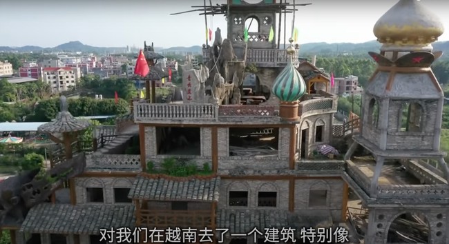 Saat itu pemerintah setempat memang tengah berencana untuk meningkatkan pariwisata dengan membangun sebuah bangunan yang bisa menarik perhatian. Dan ketika Li memberikan usulannya, pemerintah pun menyetujuinya. Li kemudian diberikan sebidang tanah, namun harus membangunnya dengan biaya sendiri. Foto: YouTube/七年环球