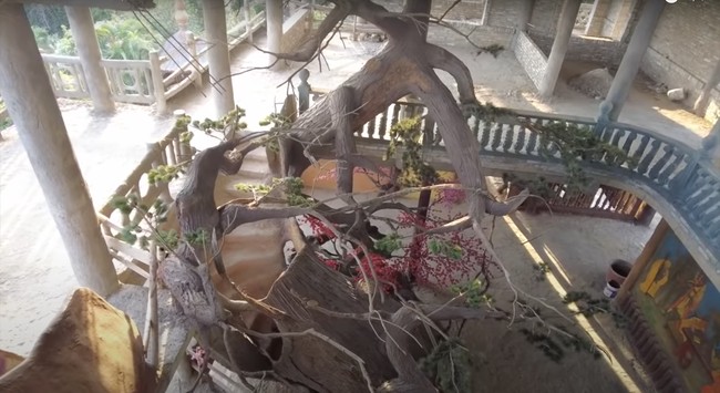 Saat ini bangunan yang dikenal dengan nama Peasant Art Building itu telah menjadi daya tarik tersendiri bagi para wisatawan. Namun sayang bangunan tersebut belum sepenuhnya selesai, masih 60 persennya saja. Dan karena keterbatasan dana, diperkirakan akan butuh waktu lama untuk menyelesaikan bangunan tersebut. Foto: YouTube/七年环球