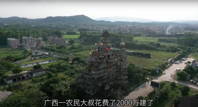Memiliki desain yang tidak biasa, bangunan yang satu ini sontak jadi sorotan. Bangunan 10 lantai berdesain aneh ini terletak di sebuah kota kecil di Guangxi, China. Foto: YouTube/七年环球
