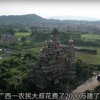 Memiliki desain yang tidak biasa, bangunan yang satu ini sontak jadi sorotan. Bangunan 10 lantai berdesain aneh ini terletak di sebuah kota kecil di Guangxi, China. Foto: YouTube/七年环球