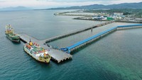 Foto udara aktivitas bongkar muat di PT Pelabuhan Indonesia (Pelindo) IV Bungkutoko Kendari, Kendari, Sulawesi Tenggara, Rabu (6/10/2021).