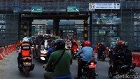 Belum lama ini Menteri Koordinator Bidang Kemaritiman dan Investasi Luhut Binsar Panjaitan bersama Menteri Perhubungan Budi Karya dan Menteri PUPR Basuki Hadimuljono meninjau pembangunan proyek jalan tol ini.