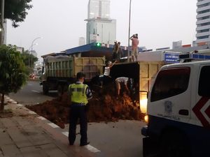 Truk Terguling Dievakuasi, Satu Lajur Jalan Gatsu Jakarta Bisa Dilintasi