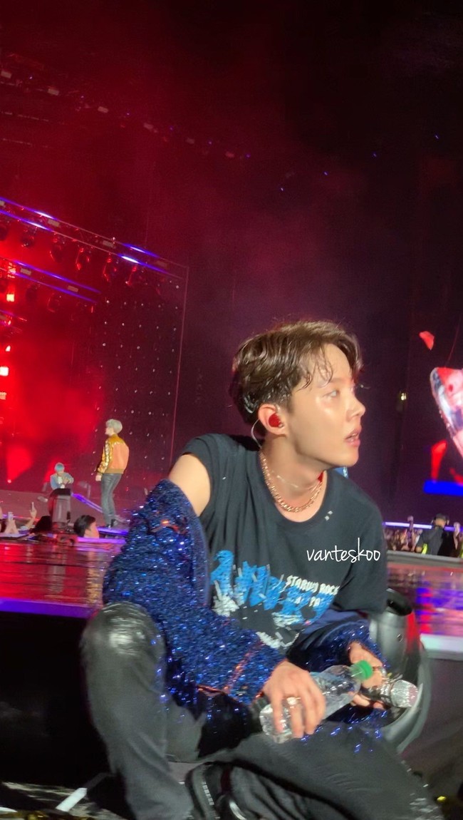 Para ARMY (sebutan penggemar BTS) terpana setelah melihat J-Hope dalam kehidupan nyata. Pemilik nama asli Jung Ho Seok ini dinilai bak model bila dilihat dari dekat. Rapper grup BTS ini memiliki tinggi badan 177 cm. Foto: dok. Twitter vanteskoo