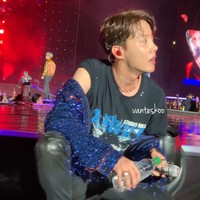 Para ARMY (sebutan penggemar BTS) terpana setelah melihat J-Hope dalam kehidupan nyata. Pemilik nama asli Jung Ho Seok ini dinilai bak model bila dilihat dari dekat. Rapper grup BTS ini memiliki tinggi badan 177 cm. Foto: dok. Twitter vanteskoo
