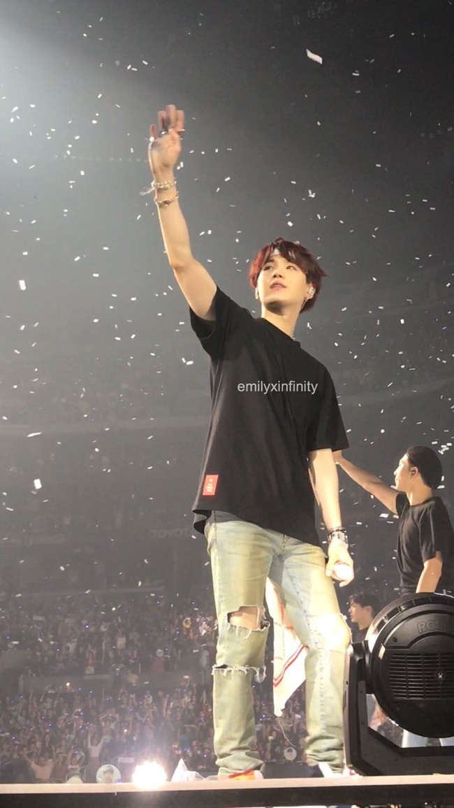 Visual Suga BTS kerap disamakan dengan bayi kucing oleh para penggemar. Meskipun sudah beranjak 28 tahun, Suga memiliki memiliki paras awet muda dan tidak banyak berubah sejak debut. Penampilan aslinya membuat penggemar gemas. Foto: dok. Twitter emilyxinfinity