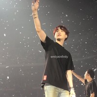 Visual Suga BTS kerap disamakan dengan bayi kucing oleh para penggemar. Meskipun sudah beranjak 28 tahun, Suga memiliki memiliki paras awet muda dan tidak banyak berubah sejak debut. Penampilan aslinya membuat penggemar gemas. Foto: dok. Twitter emilyxinfinity