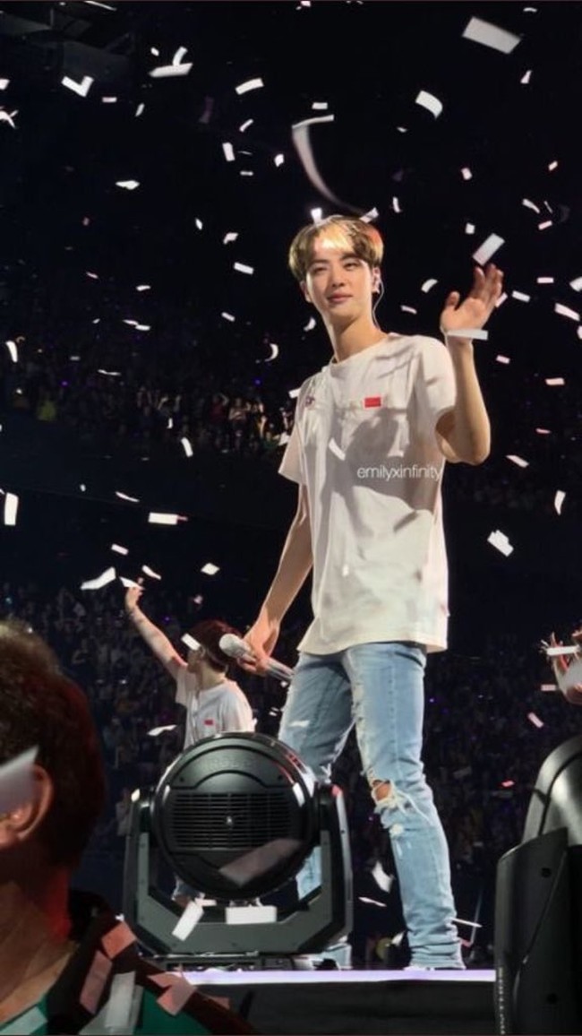 Penggemar yang melihat Jin BTS secara langsung melihat kemiripannya dengan pangeran dari cerita dongeng. Personel tertua grup BTS itu dinilai lebih tampan bila dilihat secara langsung. Tak heran bila dirinya mendapat julukan ‘worldwide handsome’. Foto: dok. Twitter emilyxinfinity