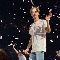 Penggemar yang melihat Jin BTS secara langsung melihat kemiripannya dengan pangeran dari cerita dongeng. Personel tertua grup BTS itu dinilai lebih tampan bila dilihat secara langsung. Tak heran bila dirinya mendapat julukan ‘worldwide handsome’. Foto: dok. Twitter emilyxinfinity