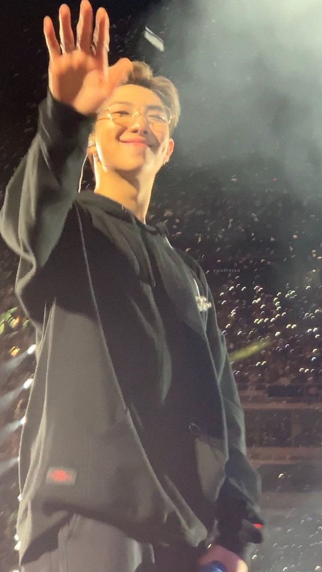 RM BTS adalah personel tertinggi, dengan tinggi badan 181 cm. Tak sedikit penggemar yang memuji RM memiliki fitur terbaik setelah melihatnya secara langsung. Pemilik nama asli Kim Namjoon ini paling fasih berbahasa inggris dan sering melontarkan candaan. Foto: dok. Twitter yoonivrse