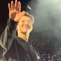 RM BTS adalah personel tertinggi, dengan tinggi badan 181 cm. Tak sedikit penggemar yang memuji RM memiliki fitur terbaik setelah melihatnya secara langsung. Pemilik nama asli Kim Namjoon ini paling fasih berbahasa inggris dan sering melontarkan candaan. Foto: dok. Twitter yoonivrse