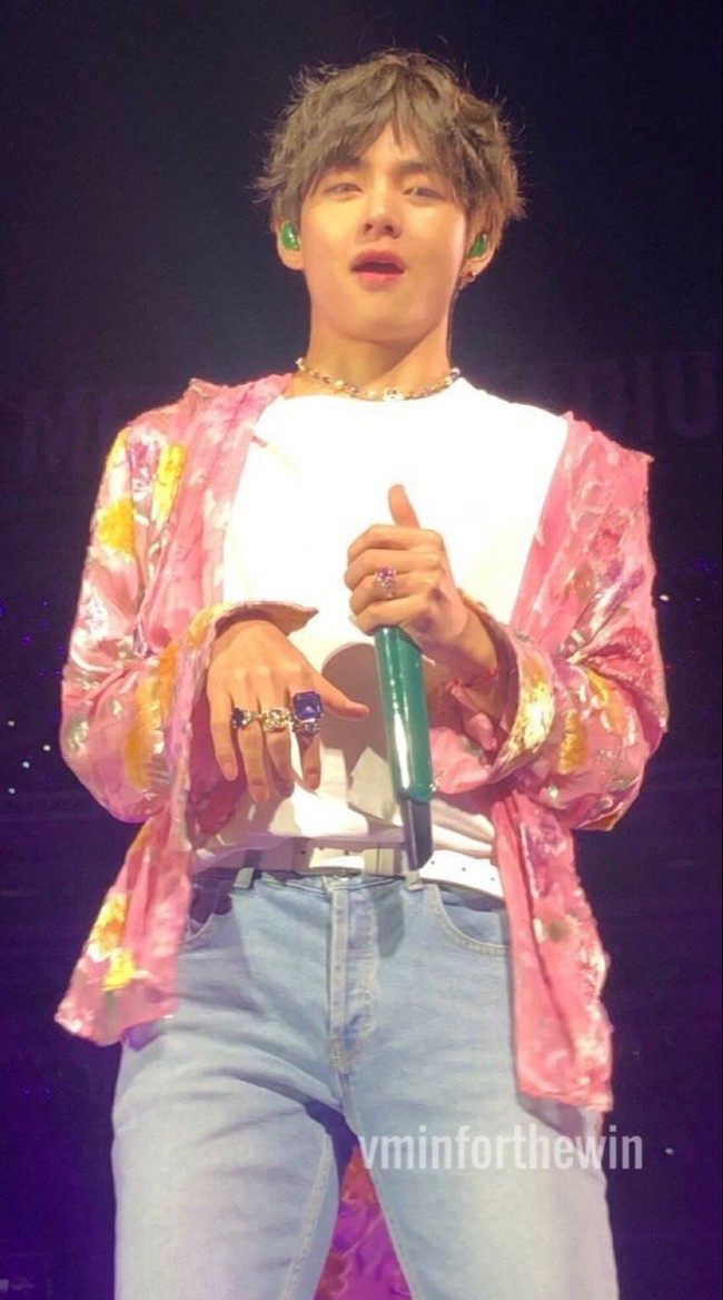 Sejumlah penggemar menilai penampilan V BTS tak jauh berbeda dengan fotonya, bila dilihat secara dekat. Visual grup BTS itu terlihat memesona bak karakter webtoon. Wajar bila dirinya mendapat julukan CGV yang merupakan gabungan dari kata ‘computer graphics + V’. Foto: dok. Twitter vminforthewin