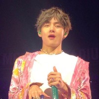 Sejumlah penggemar menilai penampilan V BTS tak jauh berbeda dengan fotonya, bila dilihat secara dekat. Visual grup BTS itu terlihat memesona bak karakter webtoon. Wajar bila dirinya mendapat julukan CGV yang merupakan gabungan dari kata ‘computer graphics + V’. Foto: dok. Twitter vminforthewin