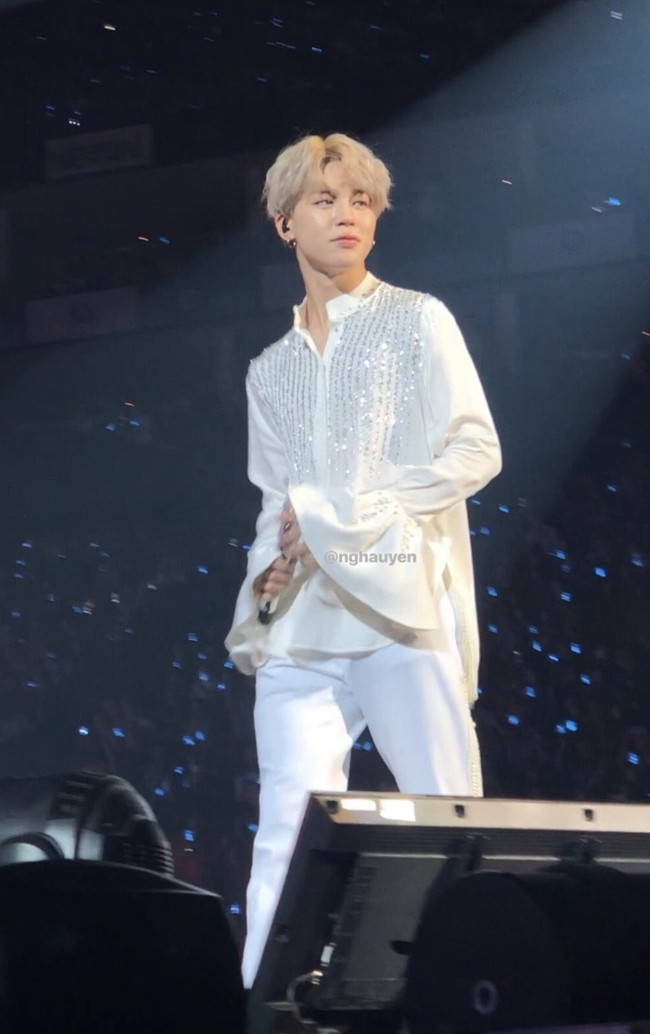 Jimin BTS menjadi salah satu personel dengan penggemar terbanyak di mancanegara. Ia sering menggonta-ganti warna rambut yang membuat penampilannya semakin menonjol. Penggemar menilai Jimin enerjik dan ramah kepada penggemar saat berada di atas panggung. Foto: dok. Twitter nghauyen