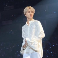 Jimin BTS menjadi salah satu personel dengan penggemar terbanyak di mancanegara. Ia sering menggonta-ganti warna rambut yang membuat penampilannya semakin menonjol. Penggemar menilai Jimin enerjik dan ramah kepada penggemar saat berada di atas panggung. Foto: dok. Twitter nghauyen