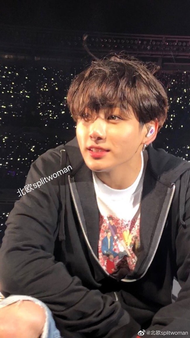 Saking tampannya, netizen Korea membuat kompilasi foto Jungkook BTS yang tertangkap kamera penggemar di forum online. Maknae grup BTS itu sering berdiri di pinggir panggung untuk melihat penggemar dari jarak dekat. Foto: dok. Weibo splitwoman