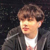 Saking tampannya, netizen Korea membuat kompilasi foto Jungkook BTS yang tertangkap kamera penggemar di forum online. Maknae grup BTS itu sering berdiri di pinggir panggung untuk melihat penggemar dari jarak dekat. Foto: dok. Weibo splitwoman