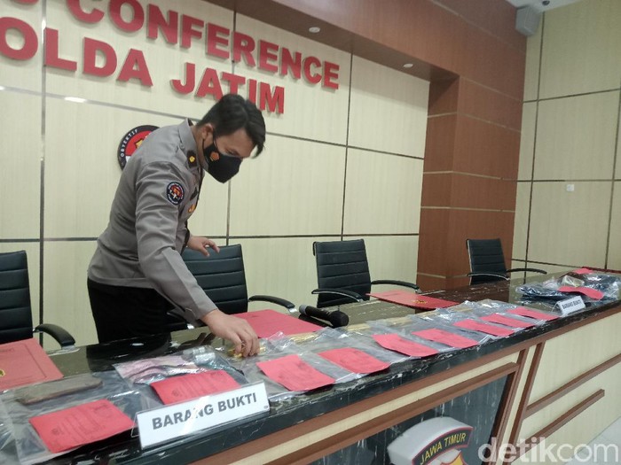 Seorang karyawan perusahaan emas di Surabaya ditangkap polisi. Ia ditangkap karena melakukan penggelapan emas batangan hingga 7 kg atau senilai Rp 6 miliar.