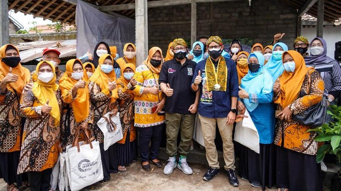Kemenparekraf Sandiaga Uno mengapresiasi seorang dalang cilik berusia 9 tahun bernama Adimas Alby Ersani Widyaputra yang gigih melestarikan wayang.
