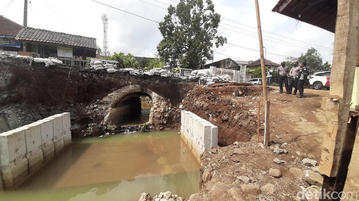Polisi sidak proyek perbaikan jembatan yang mangkrak