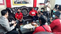 Mengenakan kaus merah dengan logo banteng moncong putih, massa kader PDIP berorasi mendukung proses hukum dugaan pencemaran nama baik yang dilakukan Bupati Anna yang kasusnya sedang berlangsung saat ini di Polres Bojonegoro dan Polda Jatim. Beberapa perwakilan kader partai moncong putih akhirnya bisa bertemu kapolres AKBP Eva Guna Pandia bersama pejabat utama lainnya di ruang lobi Mapolres.