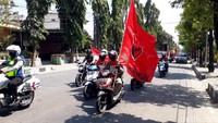 Sekitar 100 kader PDI Perjuangan Bojonegoro turun jalan dan melakukan konvoi menuju ke Polres Bojonegoro di Jalan MH. Tamrin. Mereka melakukan konvoi dan aksi sambil mengibarkan bendera partai.