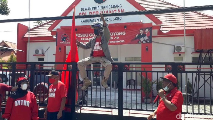 Polres Bojonegoro Ramai Didatangi Ratusan Kader PDIP, Ada Apa? Kader PDIP gelar aksi dukung proses hukum terkait perseteruan antara Bupati dan Wabup Bojonegoro. Aksi digelar di Polres Bojonegoro-kantor DPC PDIP Bojonegoro.
