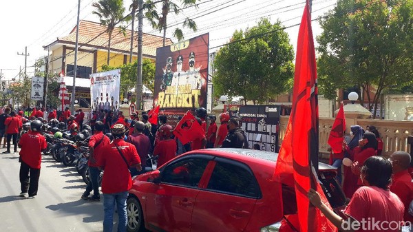 Polres Bojonegoro Ramai Didatangi Ratusan Kader PDIP, Ada Apa?
