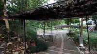 Selain itu saluran pembuangan air limbah dari Rusunawa Mojosongo Blok A juga bocor ke taman sehingga membuat taman menjadi kotor.