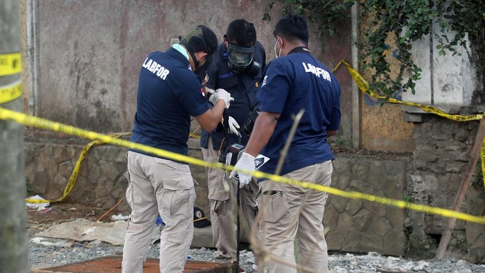 PUSLABFOR PERIKSA GAS BERACUN DI GORONG-GORONG MAUT Personel Pusat Laboratorium dan Forensik (Puslabfor) Bareskrim Mabes Polri mengambil sampel gas beracun dan air dari dalam gorong-gorong yang menewaskan lima orang di Cipondoh, Tangerang, Banten, Jumat (8/10/2021). Pengambilan sample barang bukti tersebut bertujuan untuk memastikan jenis kandungan racun apa yang ada di dalam gorong-gorong yang menewaskan tiga orang pekerja jaringan kabel Telkom dan dua orang warga yang menolong. ANTARA FOTO/Muhammad Iqbal/rwa.