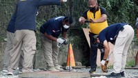 Pengambilan sample barang bukti tersebut bertujuan untuk memastikan jenis kandungan racun apa yang ada di dalam gorong-gorong yang menewaskan tiga orang pekerja jaringan kabel dan dua orang warga yang menolong.