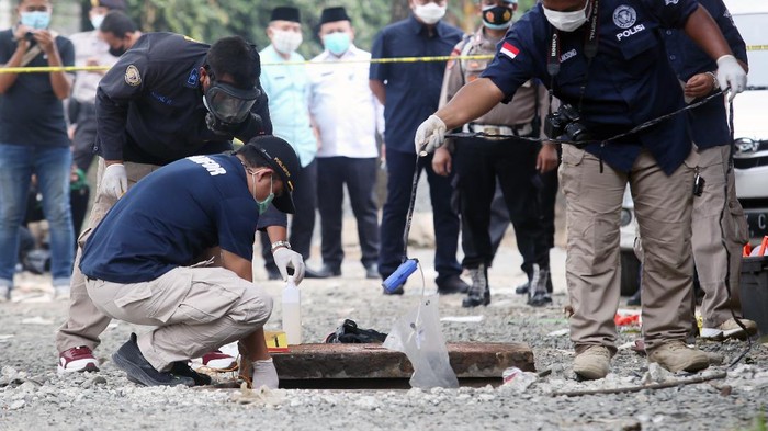 PUSLABFOR PERIKSA GAS BERACUN DI GORONG-GORONG MAUT Personel Pusat Laboratorium dan Forensik (Puslabfor) Bareskrim Mabes Polri mengambil sampel gas beracun dan air dari dalam gorong-gorong yang menewaskan lima orang di Cipondoh, Tangerang, Banten, Jumat (8/10/2021). Pengambilan sample barang bukti tersebut bertujuan untuk memastikan jenis kandungan racun apa yang ada di dalam gorong-gorong yang menewaskan tiga orang pekerja jaringan kabel Telkom dan dua orang warga yang menolong. ANTARA FOTO/Muhammad Iqbal/rwa.