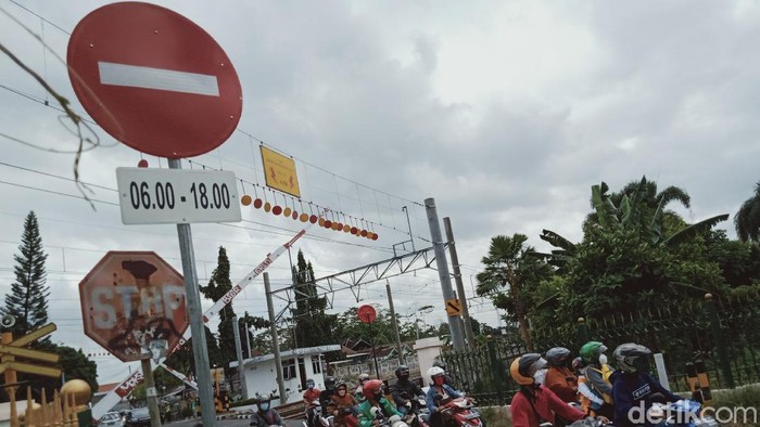 Rambu satu arah di simpang empat jalan lingkar selatan Klaten ke arah Jalan Seruni. Ruas jalan ini bakal dibikin menjadi dua arah khusus pemotor, sedangkan untuk mobil khusus hanya dari arah utara.
