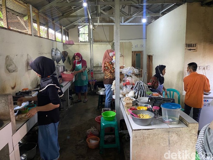 Raos Pisan! Ayam Bakar dan Sambal Dadak Ibu Ubed yang Bikin Selebriti Ketagihan Raos Pisan! Ayam Bakar dan Sambal Dadak Ibu Ubed yang Bikin Selebriti Ketagihan