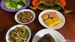 Makan Ayam Kampung Bakar dan Sambal Dadak khas Ibu Ubed di Bogor