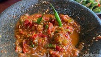 Sementara kalau mau yang lebih pedas, bisa tambah sambal dadak khas Ibu Ubed. Menggunakan cabe rawit merah atau cabe rawit jablay, dipadukan dengan rawit hijau hingga tomat . Sensasi rasanya segar pedas menyengat di mulut. Foto: detikFood